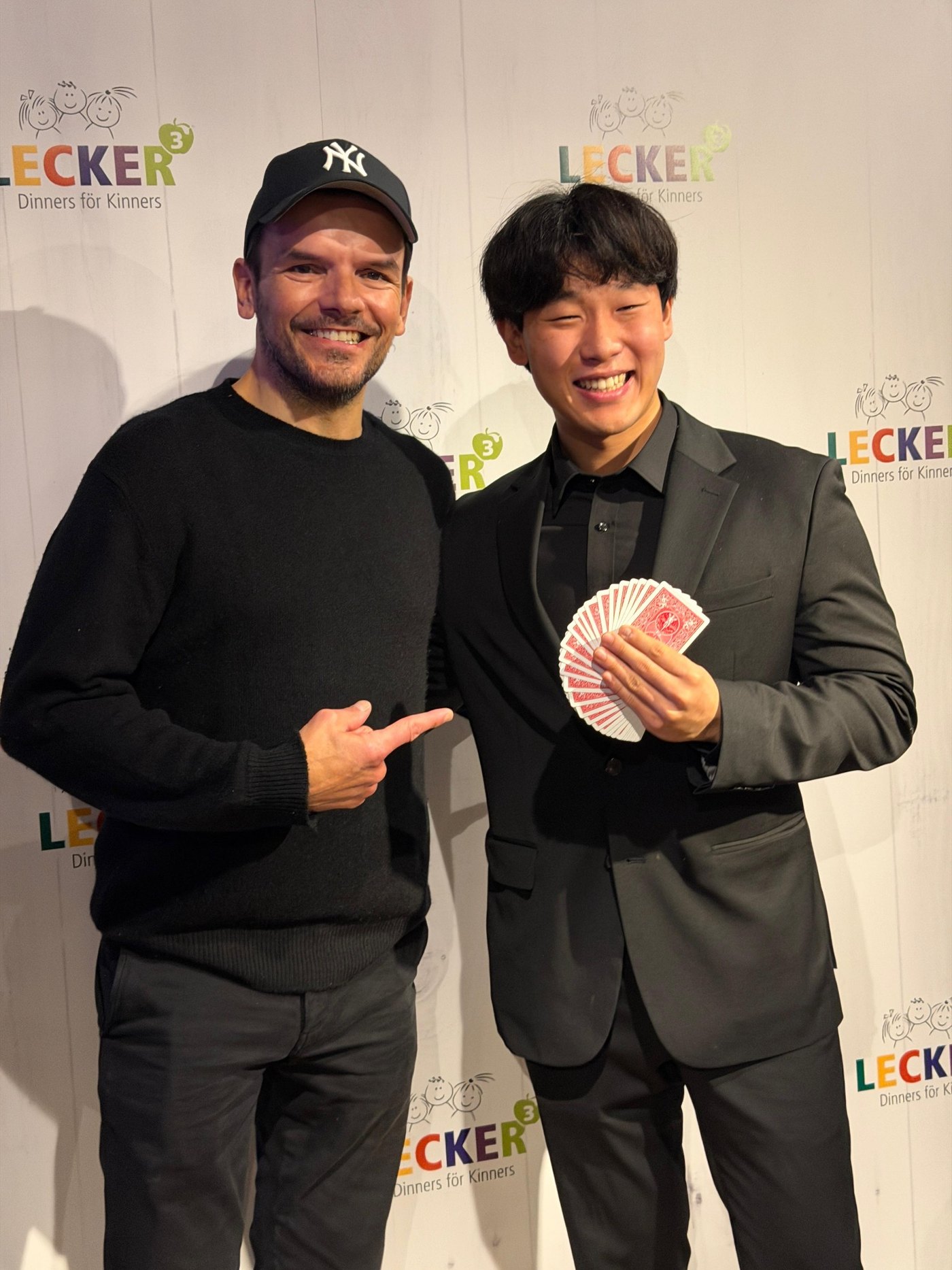 Daniel Kim bei einem Event mit Spielkarten