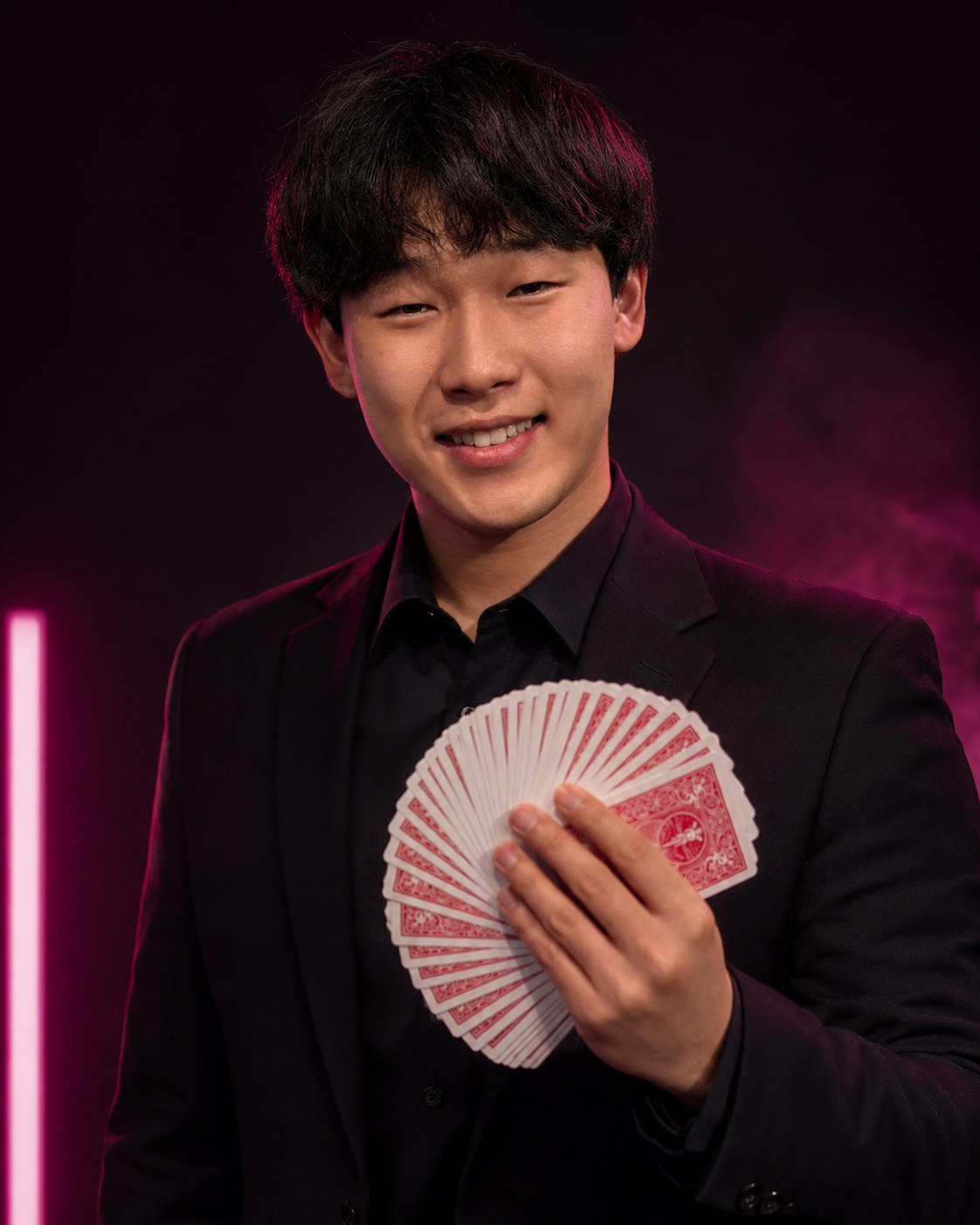 Daniel Kim mit Spielkarten